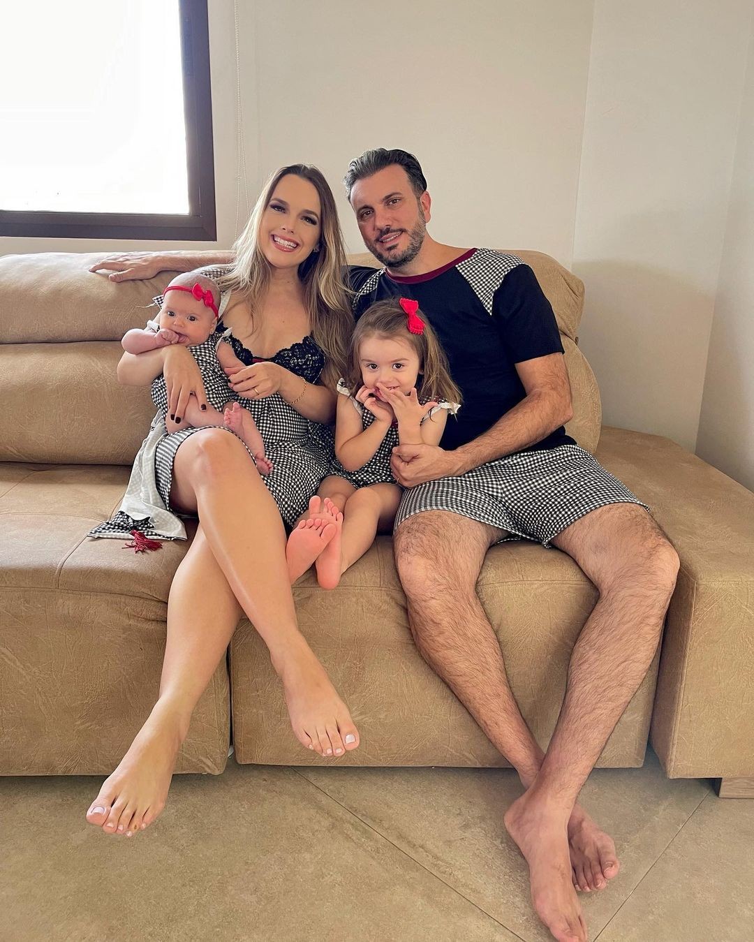 Thaeme posa com as filhas, Liz e Ivy, e o marido, Fábio Elias, em foto com look combinando (Foto: Reprodução / Instagram)