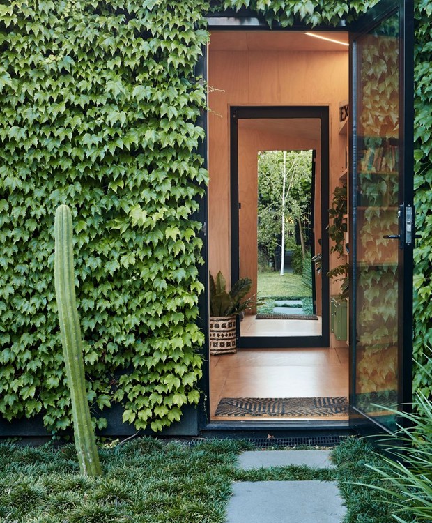 Pelos quatro cantos, a edícula é coberta por plantas, com exceção da porta e das janelas  (Foto: Dezeen/ Reprodução)