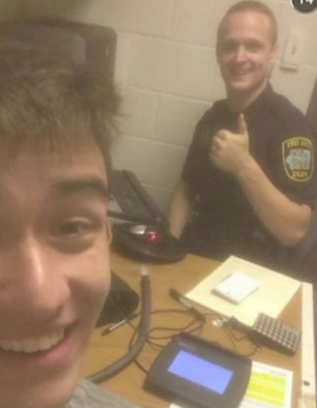 Após ser preso, Gilbert Phelps fez selfie com policial (Foto: Reprodução/Facebook/Gilbert Phelps)