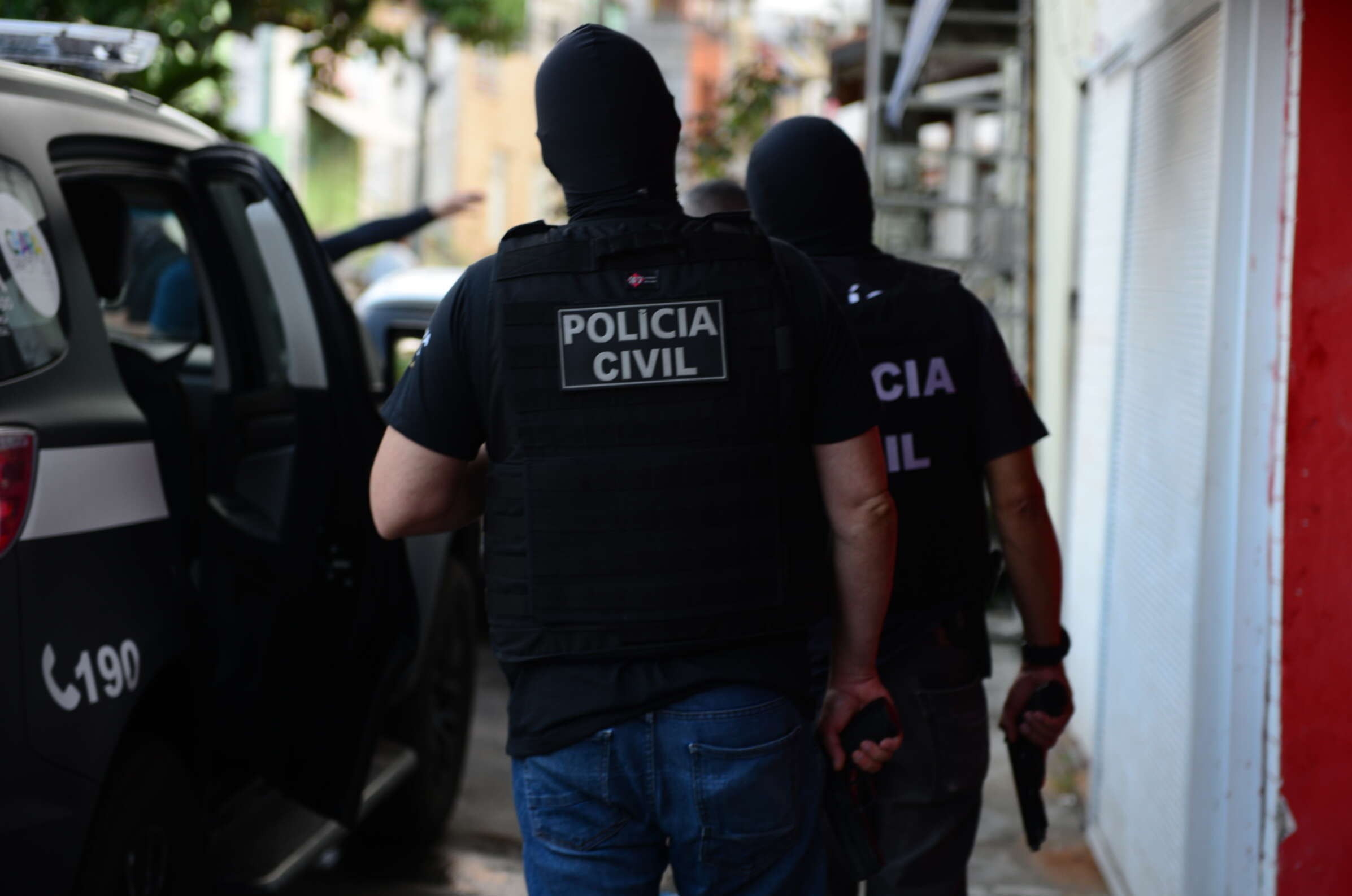 Suspeito de matar homem no Bairro Benfica, em Fortaleza, é preso com arma e munições escondidas em fundo falso de carro