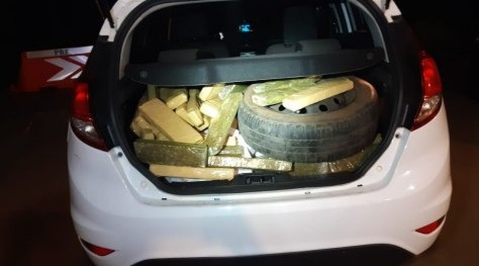 Carro com os 179 kg de maconha apreendido em MS — Foto: PRF/Divulgação