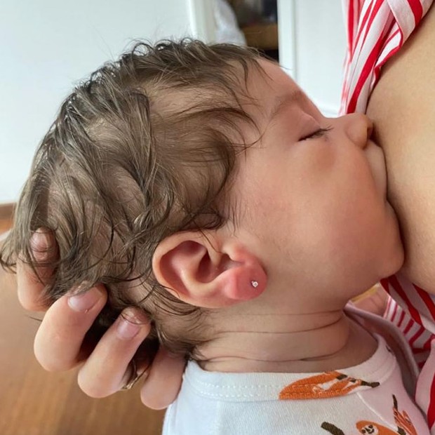 Laura Neiva mostrou o novo brinquinho na orelha de Maria (Foto: Reprodução/Instagram)