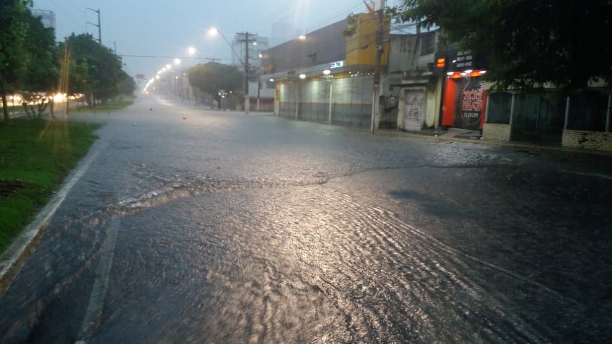 Uma Forte Chuva Começa A Cair No Colegio