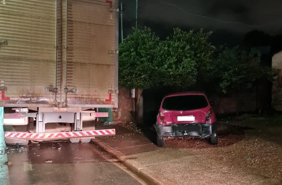Motorista embriagado bate carro em caminhão estacionado em Várzea Grande (MT)