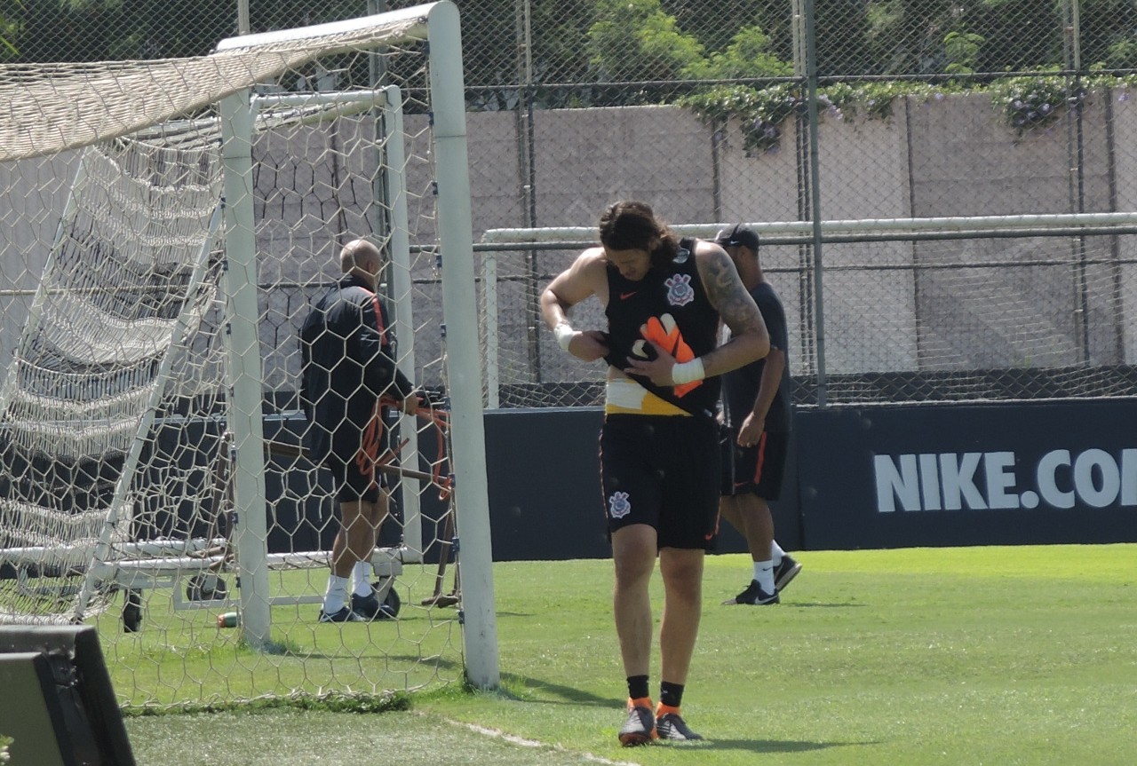 Cássio fará trabalhos de queda neste sábado para saber se joga pelo Corinthians