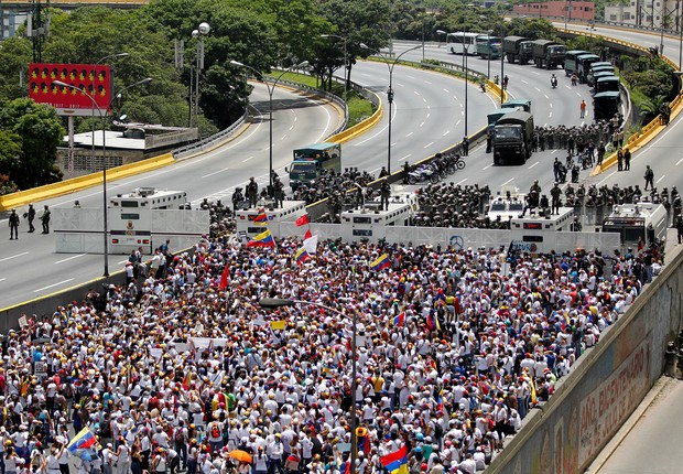Manifestação de mulheres pelas ruas da capital da Venezuela (Foto: Christian Veron/Reuters)