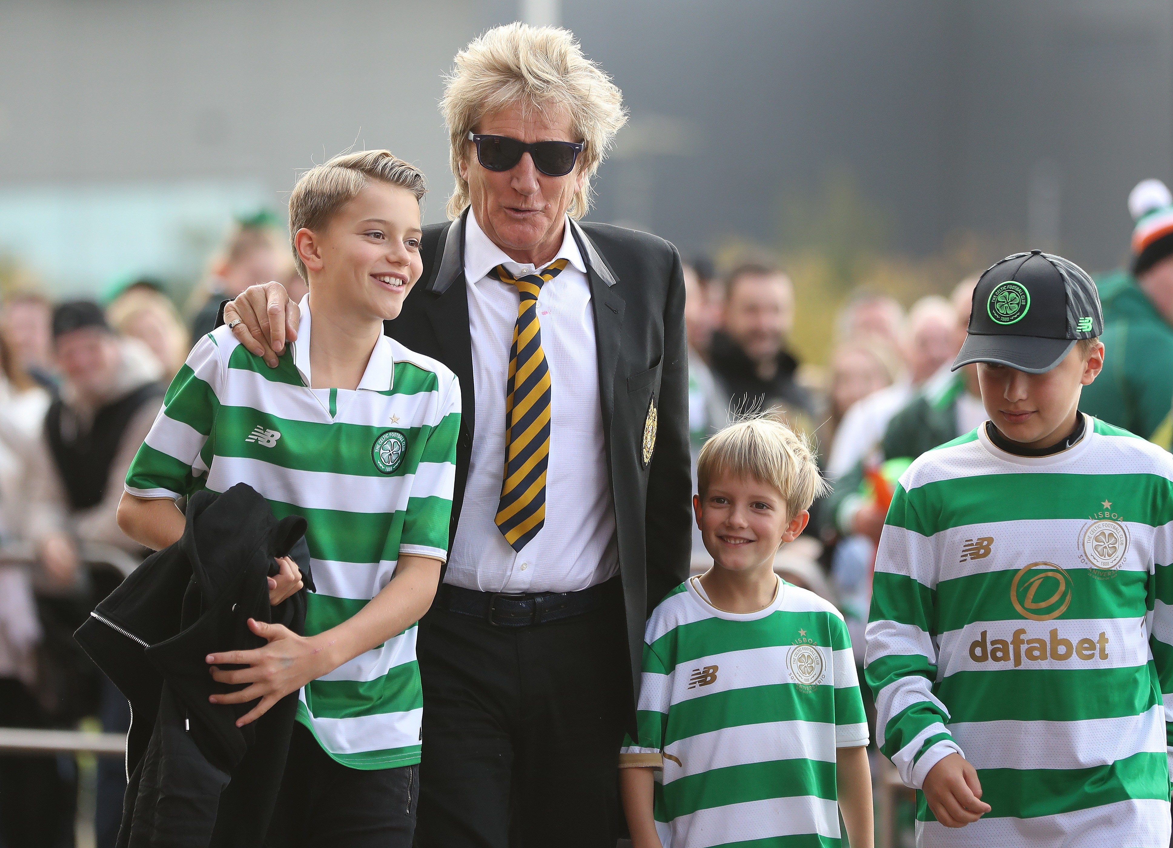  Rod Stewart entre os filhos Alastair e Aiden em jogo do Celtic FC (Foto: Getty)