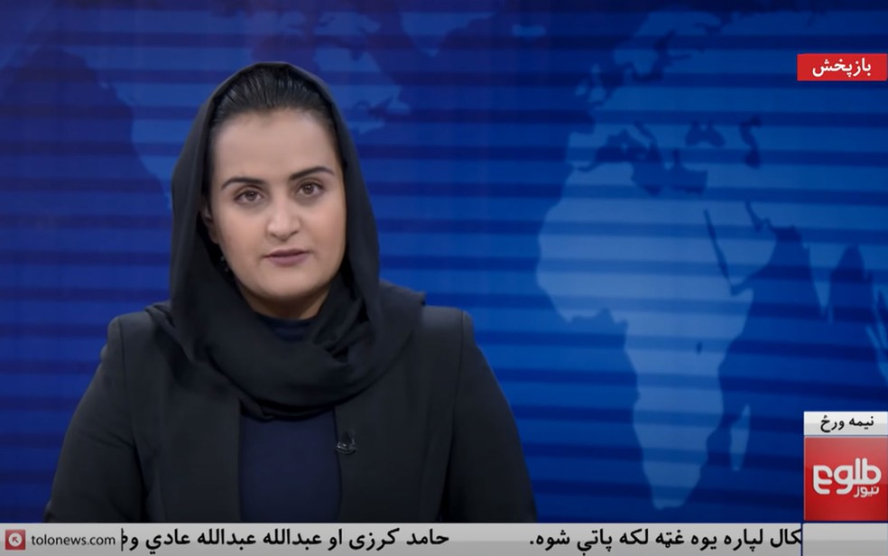 Beheshta Arghand durante entrevista com membro do Talibã — Foto: Reprodução/Youtube/Tolonews