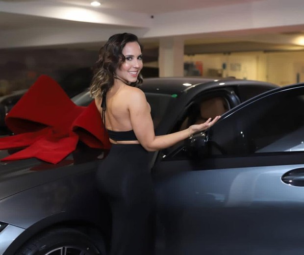 Mulher Melão e seu carro novo (Foto: Divulgação/ Daniel Pinheiro)