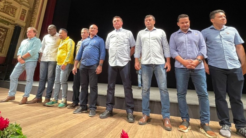 Bolsonaro, líderes religiosos e políticos no palco do Teatro Amazonas, em Manaus. — Foto: Divulgação