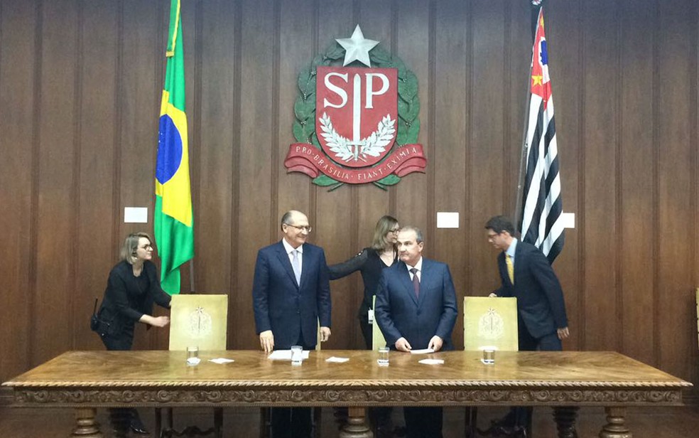 Alckmin ao lado do secretário da Segurança Pública (Foto: Lívia Machado/G1)