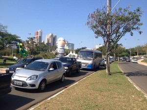 Manifestantes saíram em carreata para protestar contra a presidente Dilma Rousseff (Foto: Stephanie Fonseca/G1)