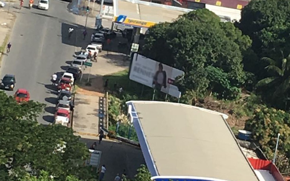 Motoristas fazem fila para tentar abastecer em posto de combustível na Avenida Fagundes Varela, em Jardim Atlântico, Olinda, nesta quinta-feira (24) (Foto: Meiry Lanunce/TV Globo)