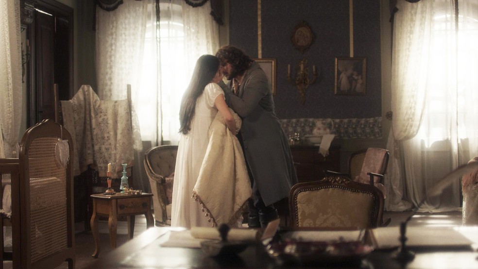 Os dois se beijam e se abraçam, e Anna conta que conseguiu uma carta que pode incriminar o marido e Domitila (Agatha Moreira) (Foto: TV Globo)