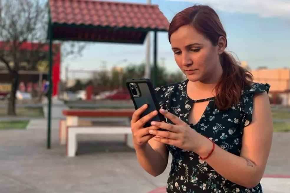 M&oacute;nica L&oacute;pez compartilha sua localiza&ccedil;&atilde;o quase constantemente com amigos &mdash; Foto: MARCOS GONZ&Aacute;LEZ / BBC
