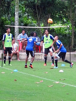No retorno ao Ninho, Adryan e Rodolfo são destaques entre reservas
