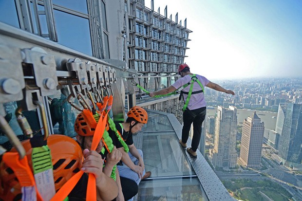 Torre Jinmao Tower inaugura passarela de vidro (Foto: China Daily/ reprodução)