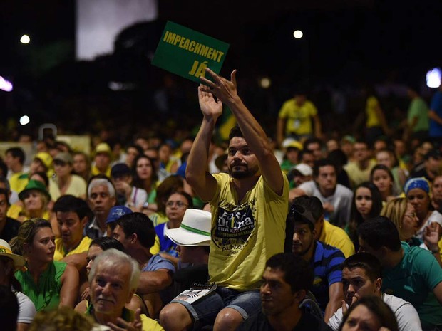 Manifestantes que apoiam o impeachment da presidente Dilma Rousseff acompanham em telão votação do pedido de afastamento em curso na Câmara dos Deputados (Foto: Alexandre Bastos/G1)