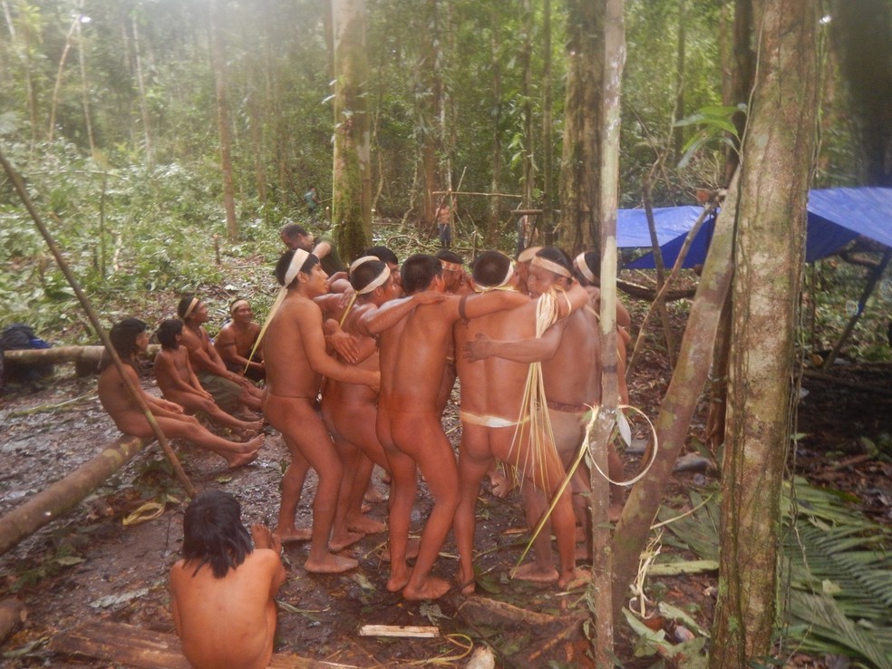 Reencontro de parentes Korubo foi celebrado entre os índios — Foto: Bernardo Silva/Funai