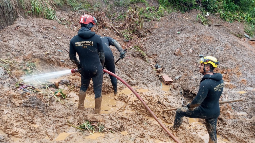 Bombeiros localizam corpo de vítima de soterramento após três dias de buscas — Foto: Corpo de Bombeiros/Divulgação