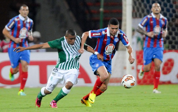 Diaz do Nacional de Medellin e Marquinhos do Bahia (Foto: AP)