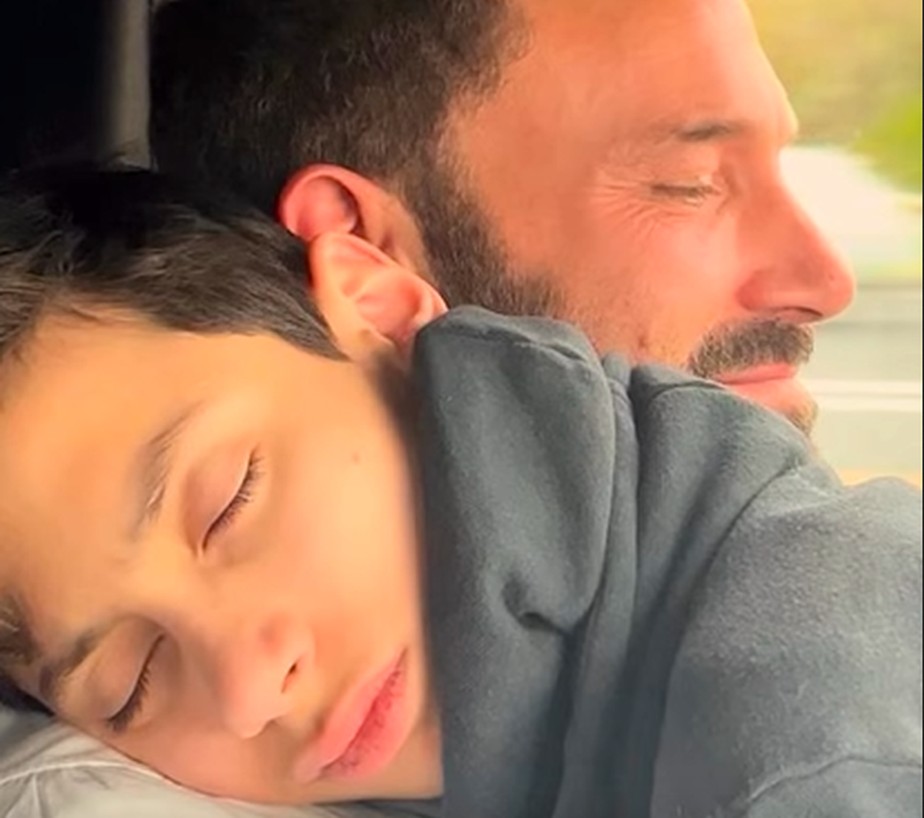 O filho de 14 anos de Jennifer Lopez dormindo abraçado com Ben Affleck