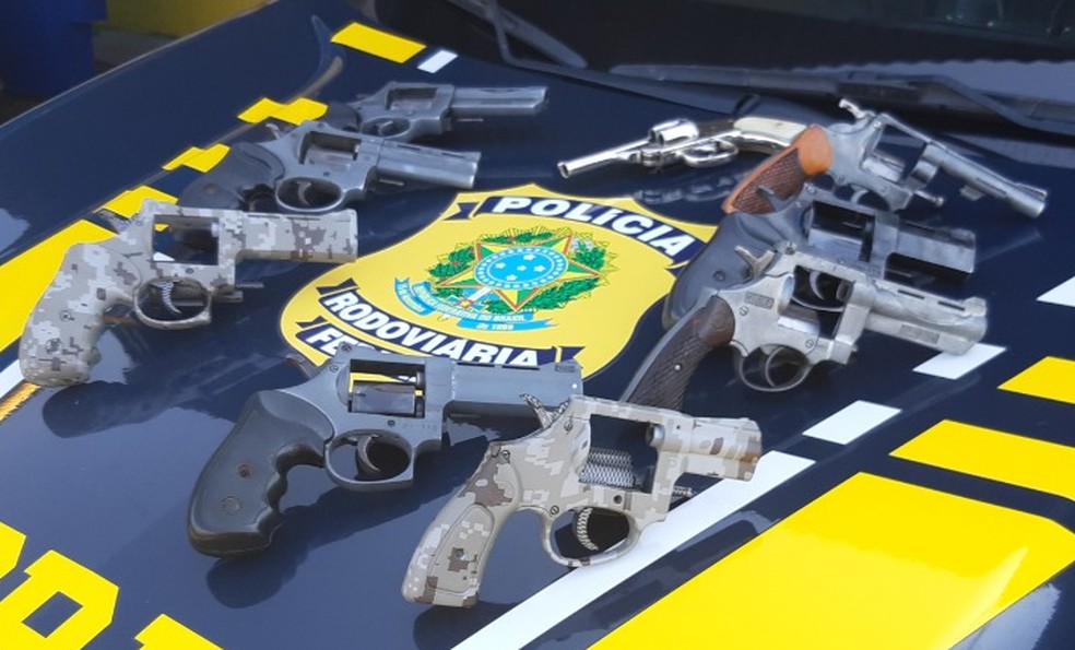 Segundo a PRF, dupla levava as nove armas de Foz de Iguaçu (PR) para Belo Horizonte (MG — Foto: Polícia Rodoviária Federal/Divulgação