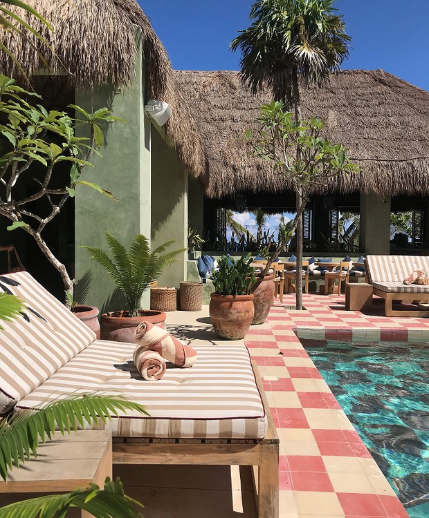 A piscina do Hotel Panamera tem ladrilhos hidráulicos no interior e na borda, como um tabuleiro de xadrez colorido (Foto: Diego Revollo / Divulgação)
