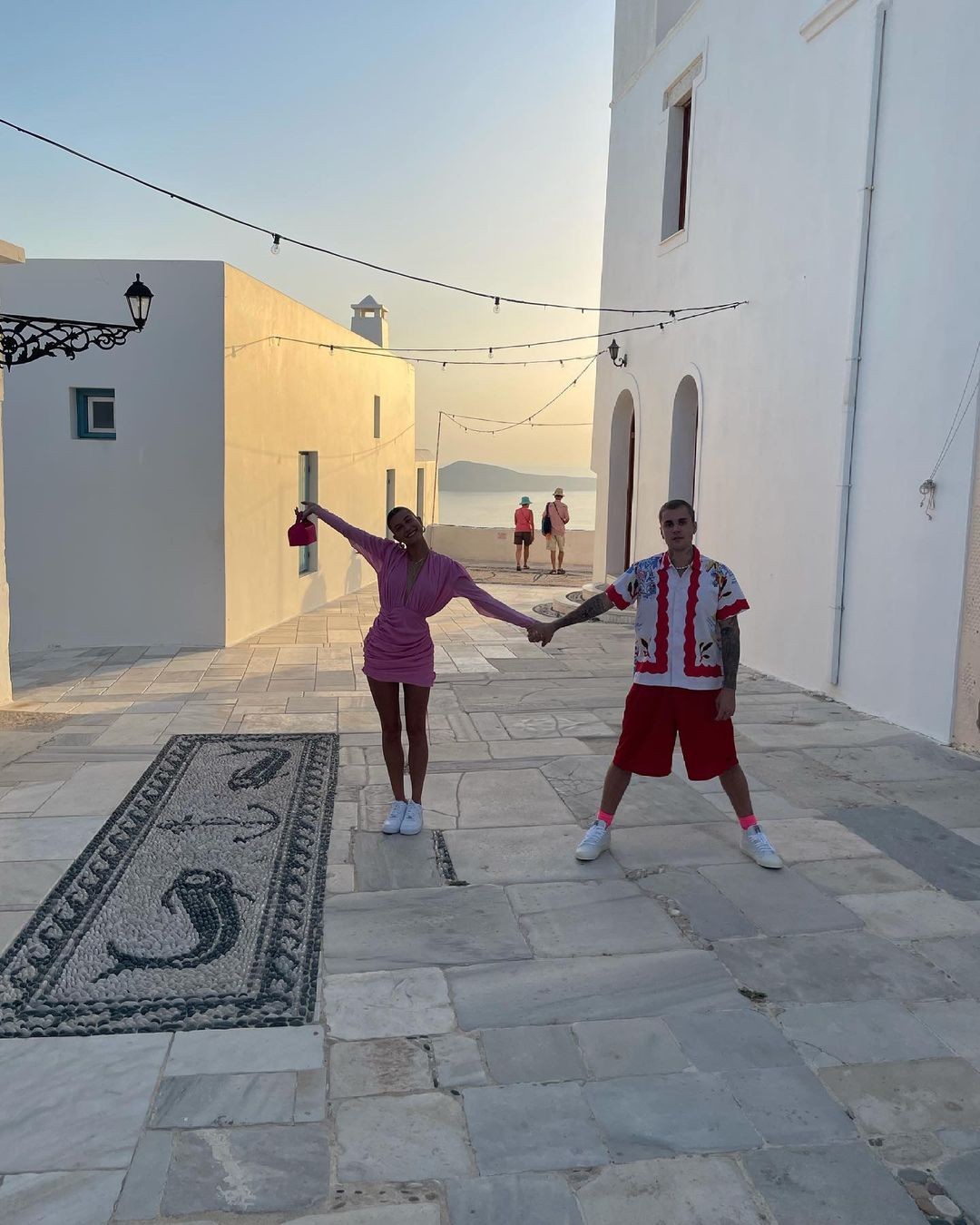 Justin e Hailey Bieber compartilham momentos românticos em viagem à ilha grega (Foto: Reprodução/Instagram)