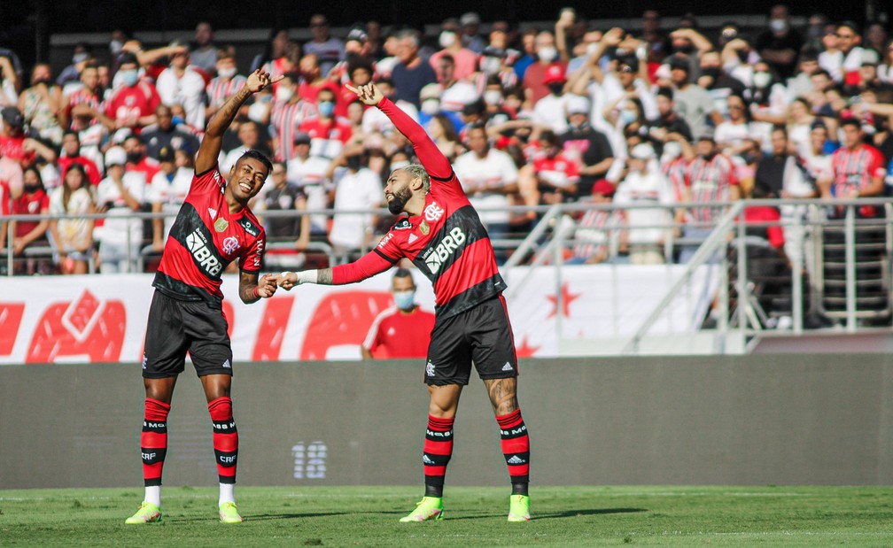 Bruno Henrique e Gabigol comemoram gol contra o São Paulo; após vitória, Flamengo foi a 4% de chances de título — Foto: Guilherme Drovas/AGIF