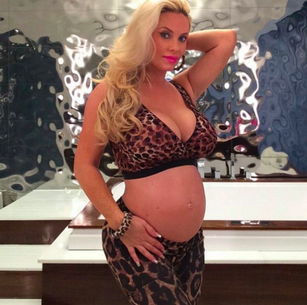 A modelo, dançarina e apresentadora Coco Austin em seu nono mês de gravidez (Foto: Reprodução/Instagram)