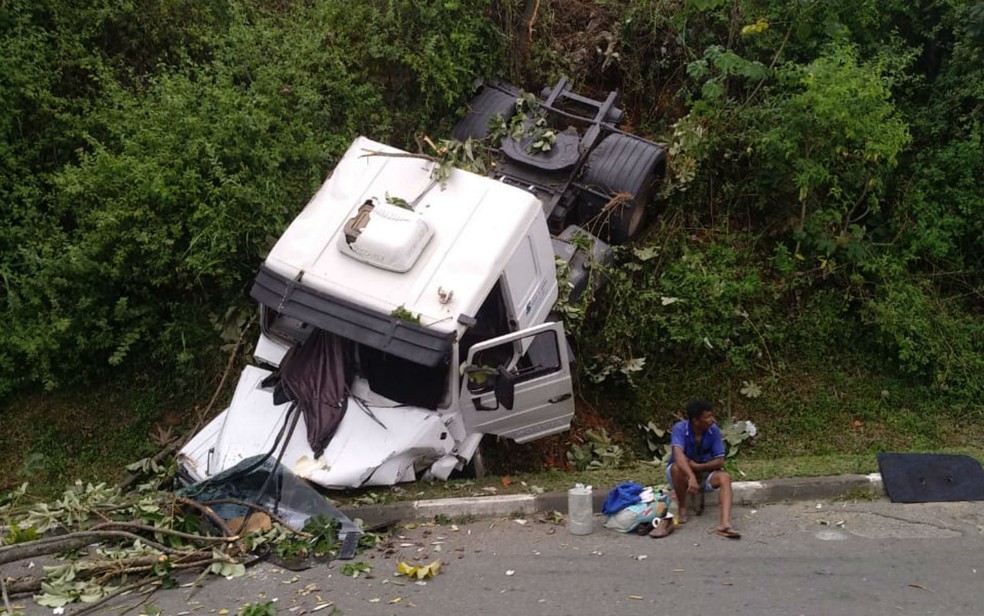 Motorista de caminhão perde controle da direção e cai em ribanceira em Salvador — Foto: Almir Santana/TV Bahia