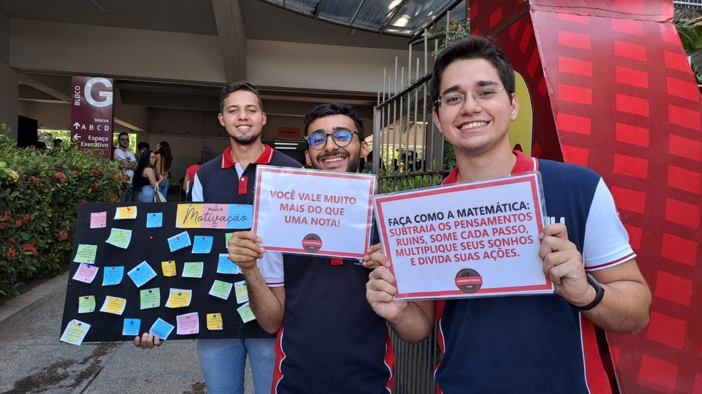 Voluntários levaram placas para incentivar candidatos do Enem, no Recife — Foto: Luna Markman/TV Globo