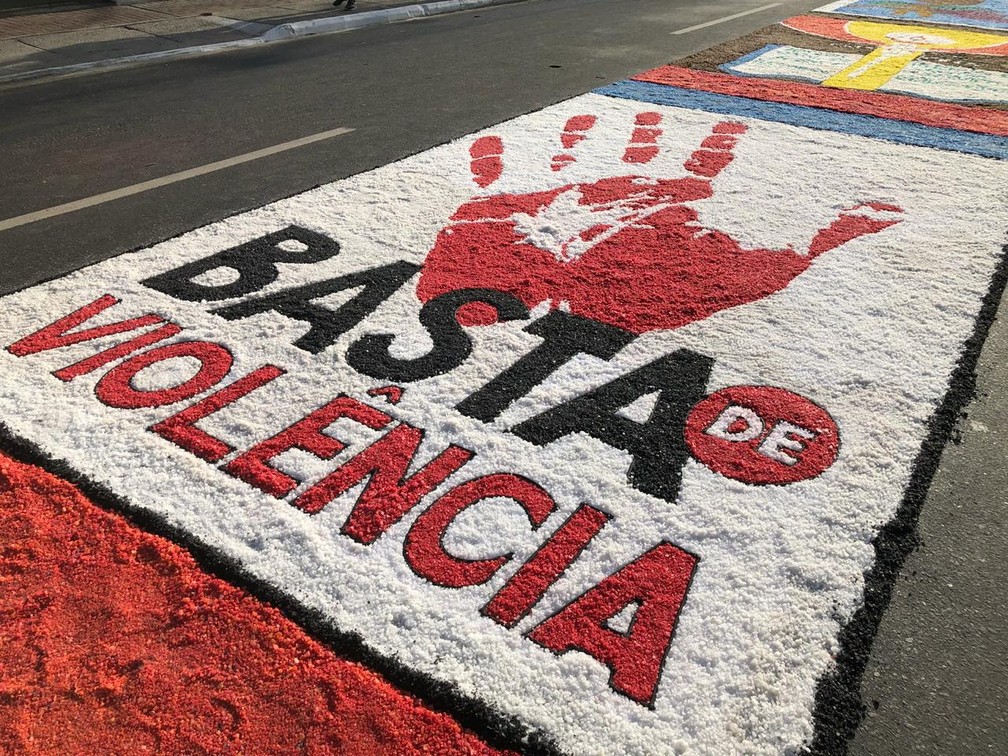 Debates importantes do cotidiano também fizeram parte das temáticas abordadas pelas ilustrações dos tapetes de Corpus Christi em São Gonçalo (RJ) (Foto: Carlos Brito/G1)