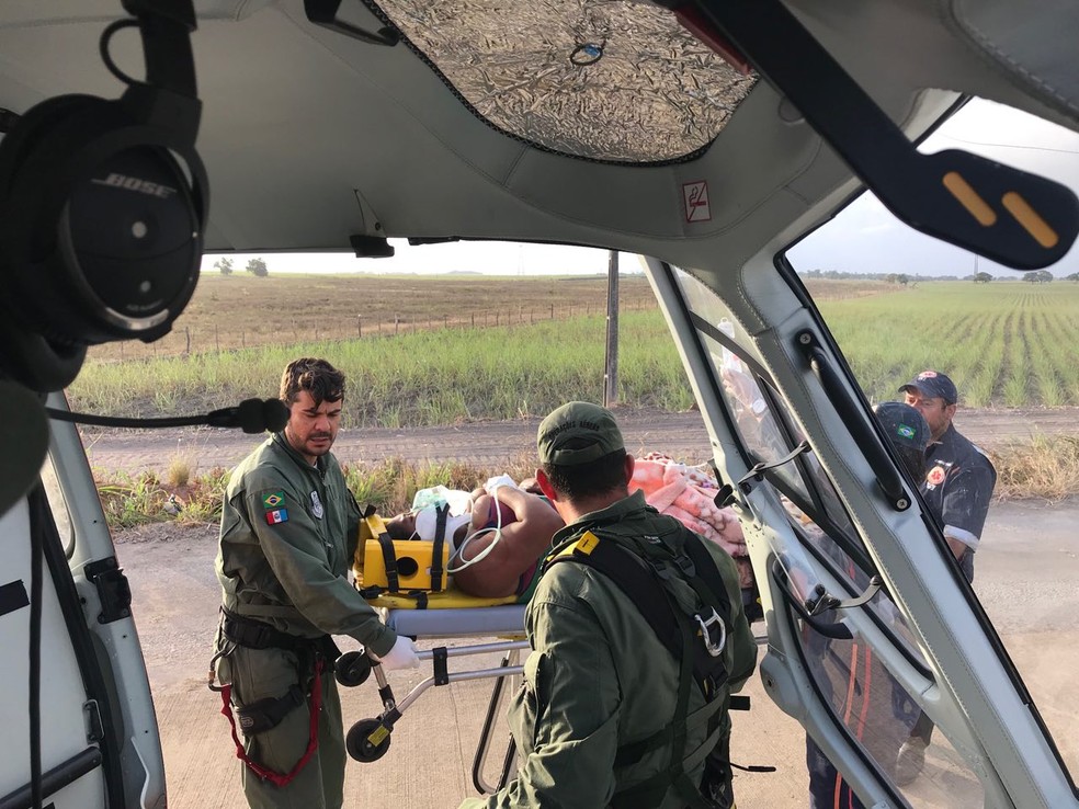 Mulher ferida em acidente com carreta-cegonha no interior de Alagoas é resgatada de helicóptero (Foto: Falcão 05)