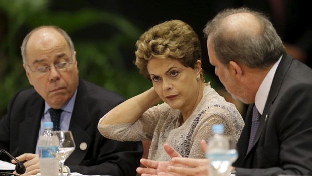 Presidente Dilma Rousseff na cúpula do Mercosul no Paraguai ao lado de ministros (Foto: Jorge Adorno/REUTERS)