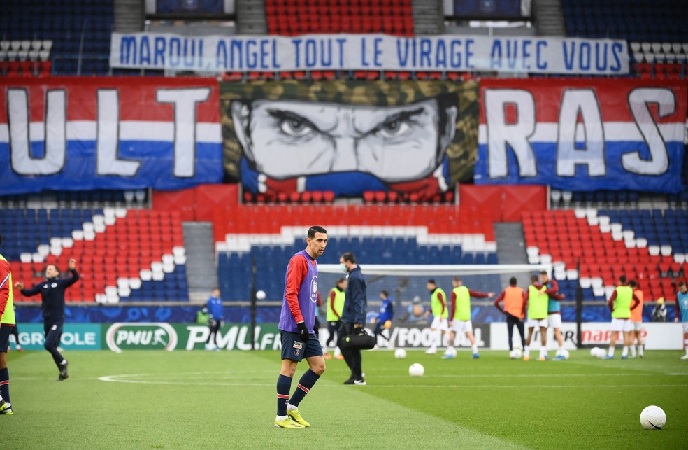 Di María e Marquinhos tiveram faixas de apoio após assalto às suas casas no fim de semana — Foto: Franck Fife / AFP