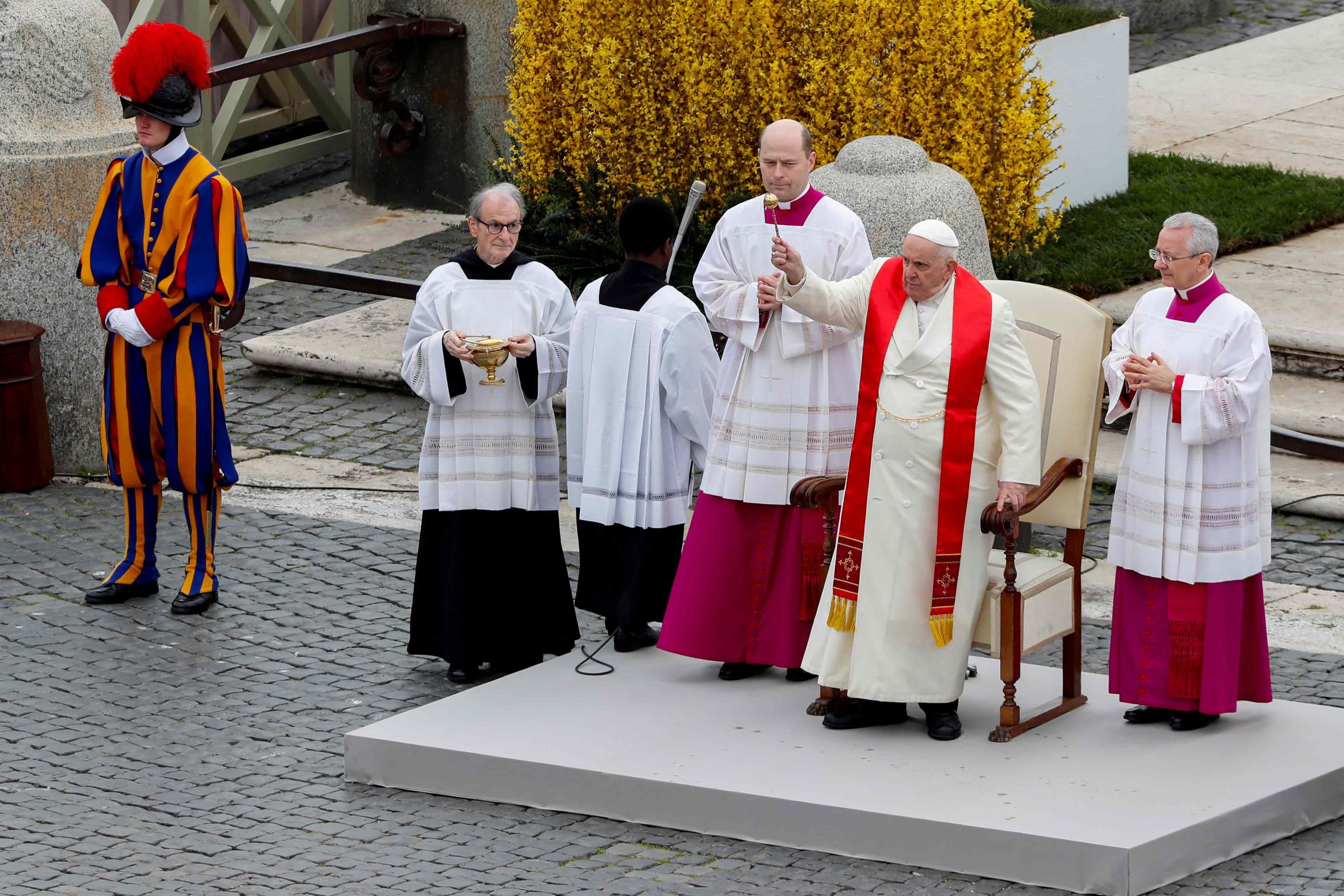 Papa Francisco participa da missa de Domingo de Ramos