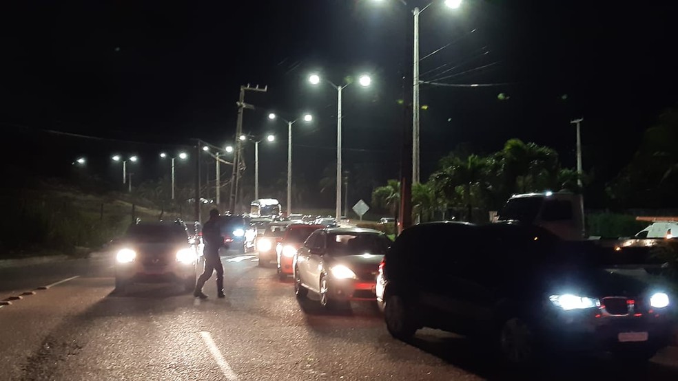 Trânsito na Via Costeira precisou ser desviado — Foto: Sérgio Henrique Santos/Inter TV Cabugi