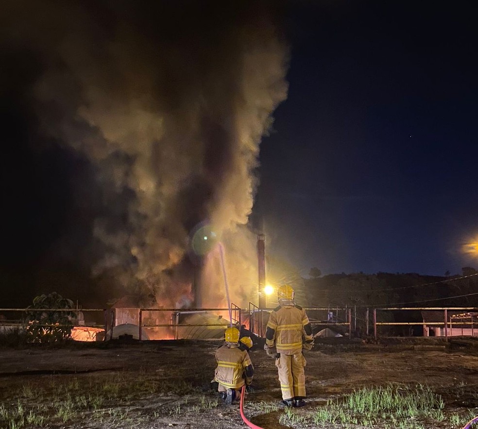 Bombeiros combatem incêndio na usina — Foto: Corpo de Bombeiros/SE