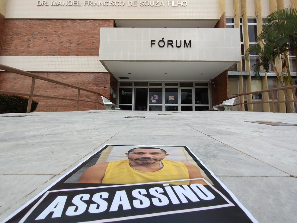 Pais da menina Beatriz Angélica colaram cartazes no fórum de Petrolina com a foto de Marcelo da Silva — Foto: Emerson Rocha / g1 Petrolina
