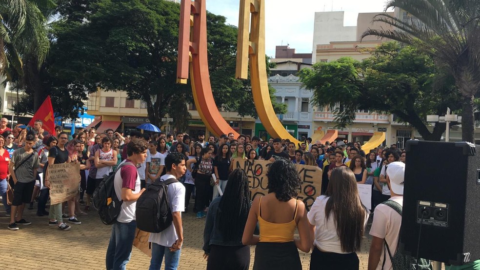 JUNDIAÍ (SP), 10h30: Manifestantes se reúnem na Praça da Matriz nesta quinta-feira (30) — Foto: Fernanda Elnour/TV TEM