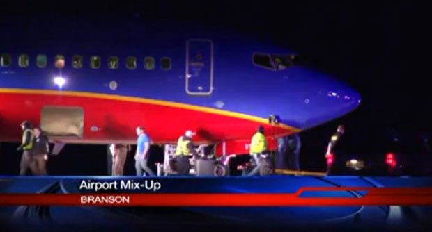 Imagem da emissora KSPR-TV mostra o avião da Southwest Airlines que pousou no aeroporto errado na noite deste domingo (12) (Foto: KSPR-TV/AP)