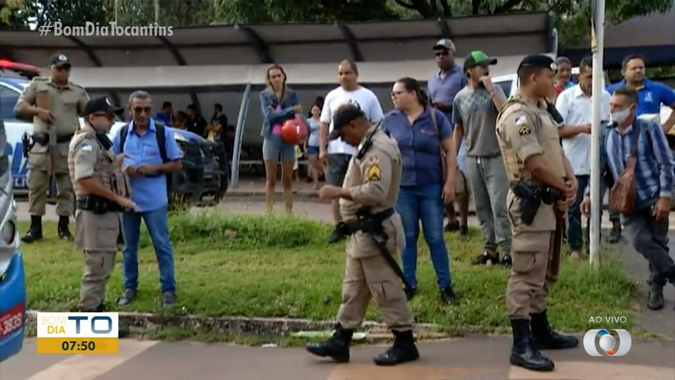 Polícia Militar foi chamada para fazer segurança no local — Foto: TV Anhanguera/Reprodução