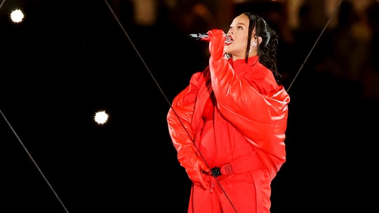 Após hiato de 7 anos, Rihanna volta grávida aos palcos no Super Bowl
