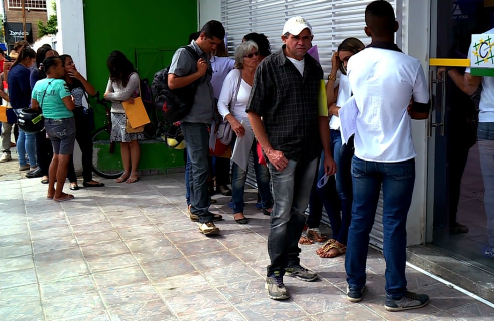 A fila para participar do Feirão do Emprego começou a ser formada na madrugada deste sábado (22) (Foto: Reprodução / TV Grande Rio)
