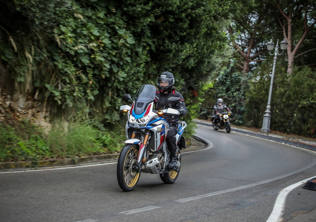 Bolha ajustável e carenagens dão boa proteção aerodinâmica a Africa Twin 1100 — Foto: Divulgação