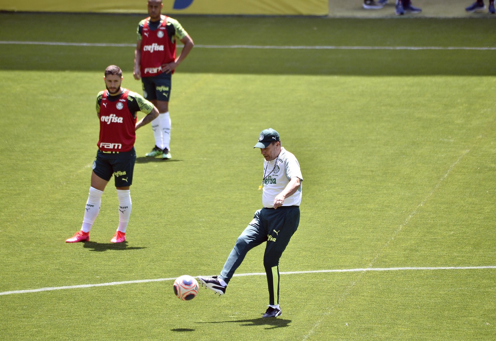 Luxemburgo escala o Palmeiras diante da torcida no campo sintético da Arena; veja o time