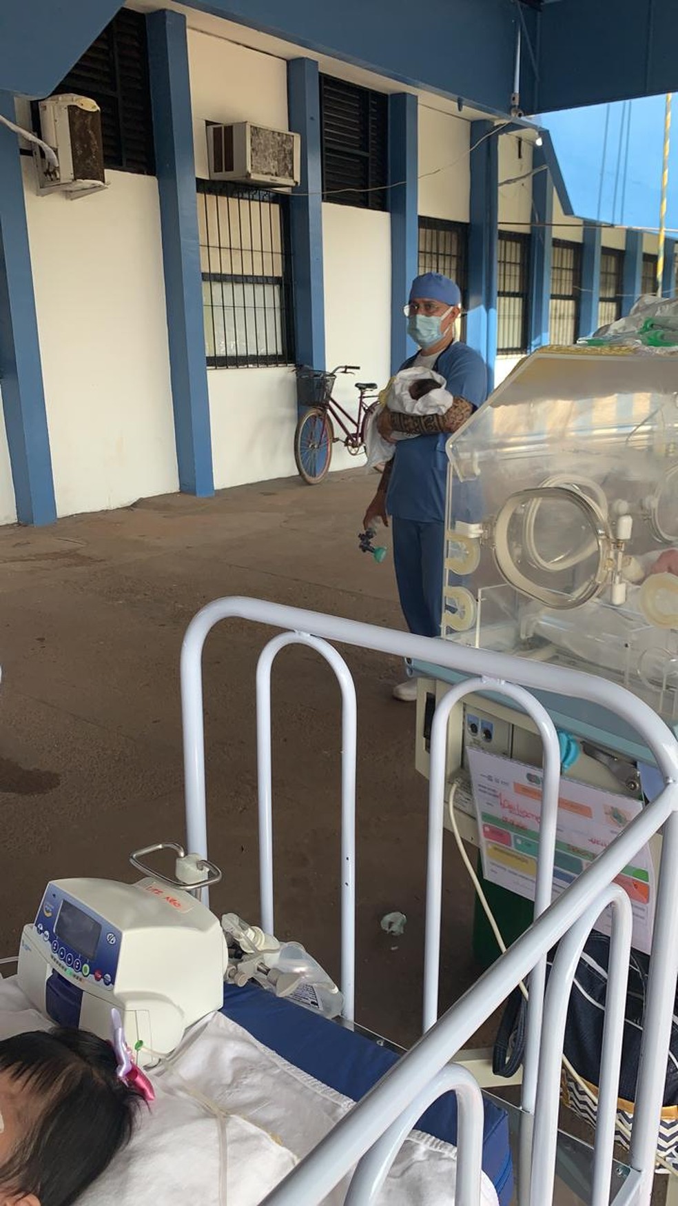Bebês e outros pacientes atendidos na unidade foram levados para fora — Foto: Redes Sociais/Reprodução