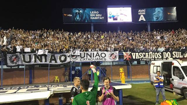 Fernando Miguel acena para a torcida vascaína